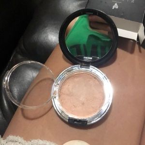 Younique pressed powder foundation